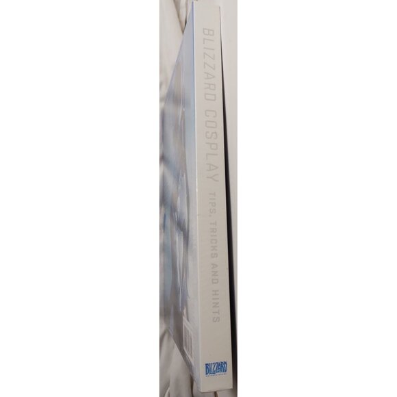 Blizzard Cosplay Tips Tricks and Hints Hardcover Art Book Sealed New Blizzard VG - Picture 3 of 3